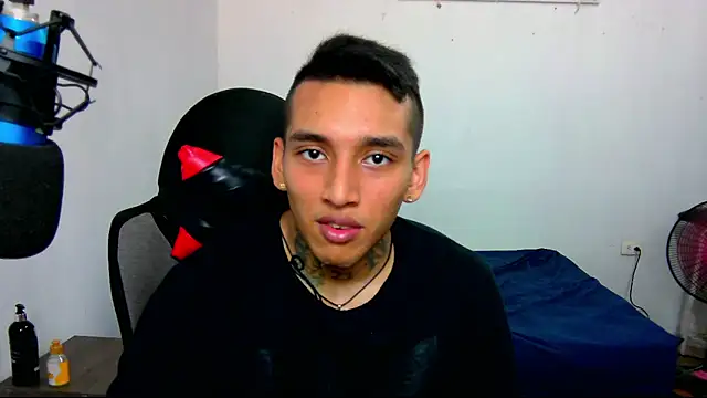 Snapshot of David_Adams2003 chatting on 01-10-25, 02:13 David Adams2003 online show from 01-10-25, 02:13