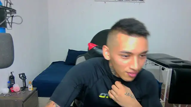 Snapshot of David_Adams2003 chatting on 01-23-25, 03:32 David Adams2003 online show from 01-23-25, 03:32