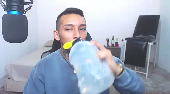 Snapshot of David_Adams2003 chatting on 03-09-25, 01:48 David Adams2003 online show from 03-09-25, 01:48