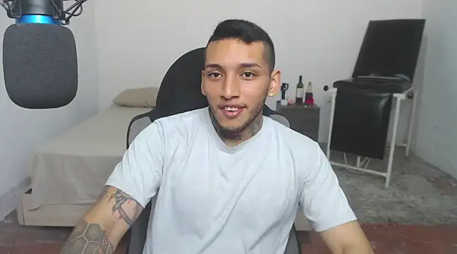 Snapshot of David_Adams2003 chatting on 03-10-25, 01:43 David Adams2003 online show from 03-10-25, 01:43