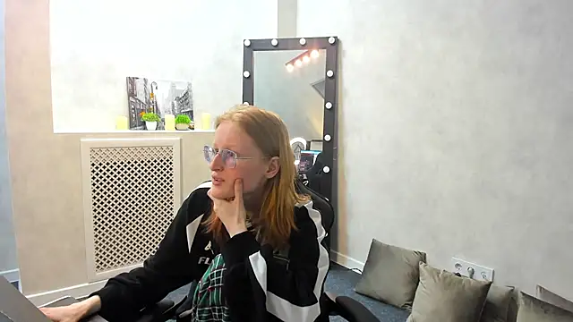 Snapshot of ElizabethHarpper chatting on 01-31-25, 11:13 ElizabethHarpper online show from 01-31-25, 11:13