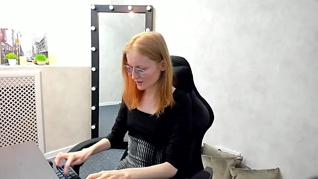 Snapshot of ElizabethHarpper chatting on 03-07-25, 04:02 ElizabethHarpper online show from 03-07-25, 04:02