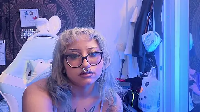 Snapshot of deluxxxeblu chatting on 01-19-26, 03:32 deluxxxeblu online show from 01-19-26, 03:32