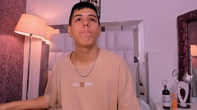 Snapshot of Angel_Khouri chatting on 02-06-25, 08:13 Angel Khouri online show from 02-06-25, 08:13