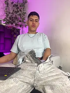 Snapshot of Angel_Khouri chatting on 09-21-25, 04:03 Angel Khouri online show from 09-21-25, 04:03