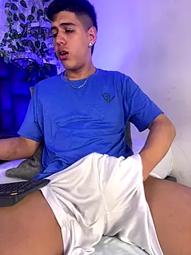 Snapshot of Angel_Khouri chatting on 10-08-25, 03:37 Angel Khouri online show from 10-08-25, 03:37