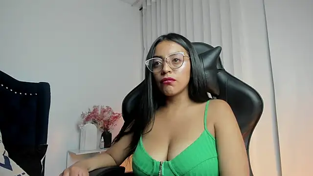 Snapshot of Xewa_ chatting on 02-21-25, 02:28 Xewa online show from 02-21-25, 02:28