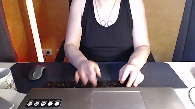 Snapshot of Sweet_Phoenix chatting on 05-25-26, 05:46 Sweet Phoenix online show from 05-25-26, 05:46