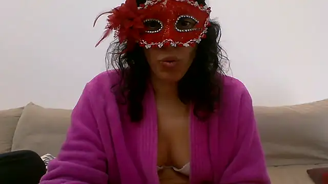 Snapshot of couple-tuga chatting on 02-17-25, 11:34 couple-tuga online show from 02-17-25, 11:34