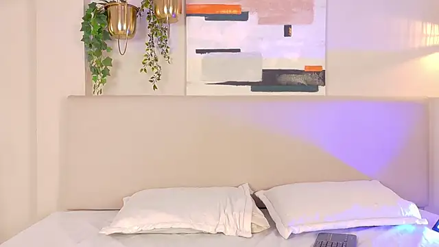 NaomiKlarc online show from 11-12-25, 04:24