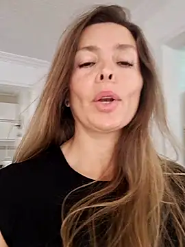 Snapshot of karina_warthon chatting on 09-24-25, 05:38 karina warthon online show from 09-24-25, 05:38