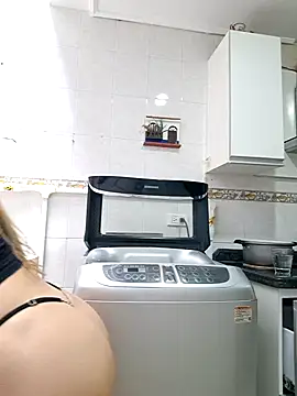 Snapshot of karina_warthon chatting on 10-04-25, 05:44 karina warthon online show from 10-04-25, 05:44