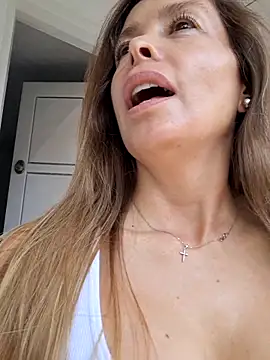 Snapshot of karina_warthon chatting on 10-23-25, 05:44 karina warthon online show from 10-23-25, 05:44