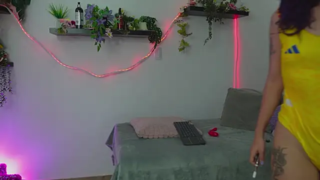 Snapshot of bri_cullen chatting on 06-18-26, 01:39 bri cullen online show from 06-18-26, 01:39