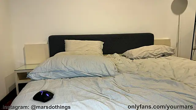 Snapshot of YourMarsLove chatting on 12-21-25, 12:56 YourMarsLove online show from 12-21-25, 12:56