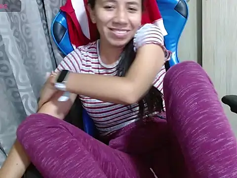 Snapshot of Danielagomez33 chatting on 04-14-26, 01:00 Danielagomez33 online show from 04-14-26, 01:00