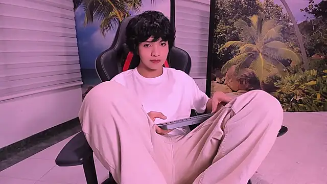 AllanYong18 online show from 02-06-25, 04:53