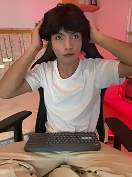 AllanYong18 online show from 03-08-25, 08:22