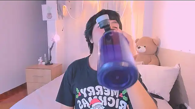 AllanYong18 online show from 09-28-25, 05:35