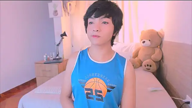 AllanYong18 online show from 10-12-25, 09:14