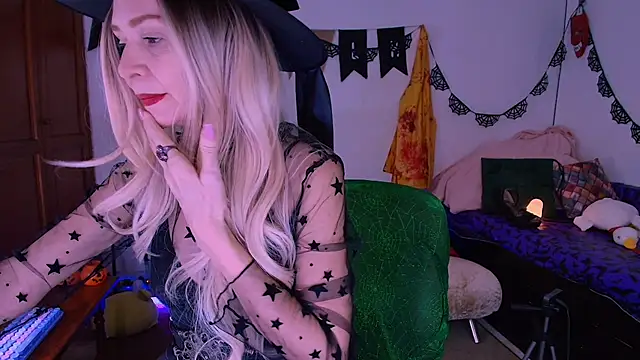 Snapshot of antonelawow chatting on 10-14-25, 09:04 antonelawow online show from 10-14-25, 09:04