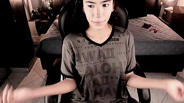 Snapshot of vaiolethsan__ chatting on 12-17-25, 08:37 vaiolethsan online show from 12-17-25, 08:37