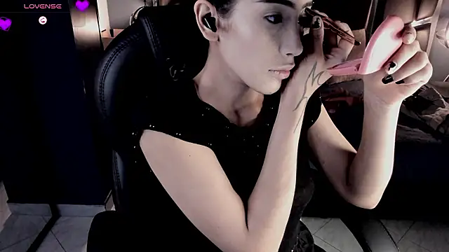 Snapshot of vaiolethsan__ chatting on 02-18-26, 07:43 vaiolethsan online show from 02-18-26, 07:43