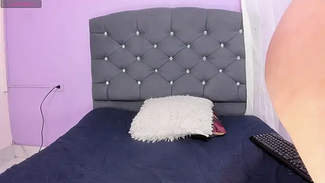 naomii 0 online show from 10-03-25, 01:19