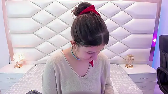 Snapshot of MiaQueen021 chatting on 02-05-25, 12:27 MiaQueen021 online show from 02-05-25, 12:27