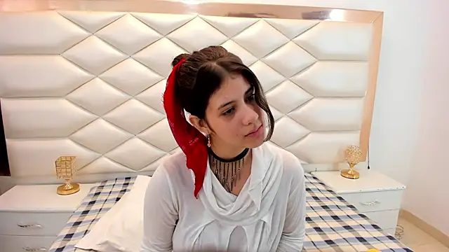 Snapshot of MiaQueen021 chatting on 02-06-25, 03:31 MiaQueen021 online show from 02-06-25, 03:31