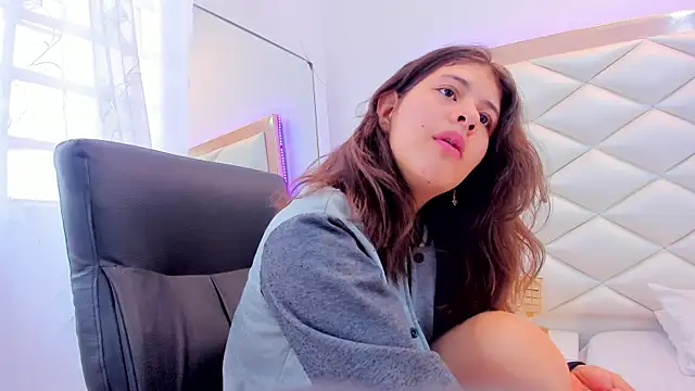 Snapshot of MiaQueen021 chatting on 02-10-25, 03:42 MiaQueen021 online show from 02-10-25, 03:42