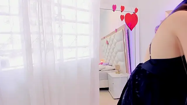 Snapshot of MiaQueen021 chatting on 02-14-25, 03:36 MiaQueen021 online show from 02-14-25, 03:36