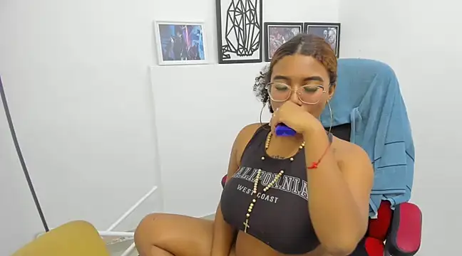 Snapshot of Sofia_Boobs19 chatting on 01-14-25, 06:45 Sofia Boobs19 online show from 01-14-25, 06:45