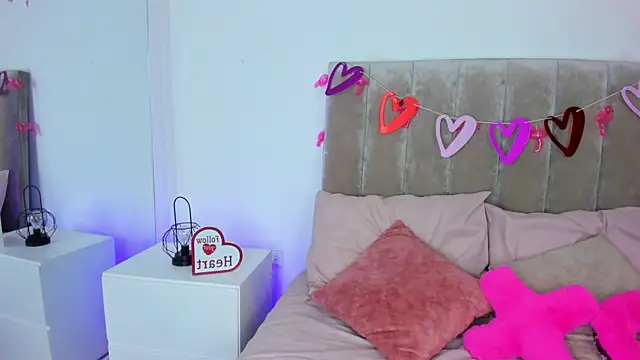 Dahlia Rousse online show from 02-14-25, 08:37