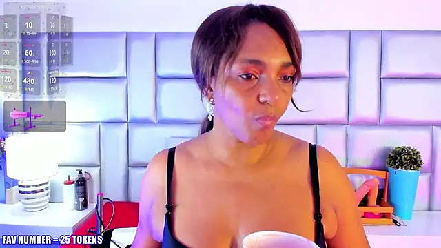 LovelyNickii online show from 10-28-25, 12:52