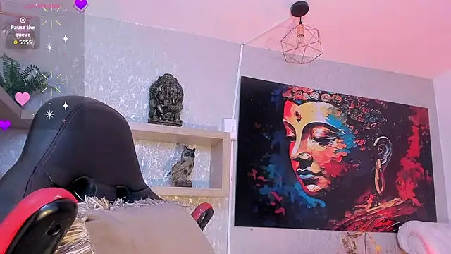 Snapshot of Luxury_Woman chatting on 10-15-25, 08:58 Luxury Woman online show from 10-15-25, 08:58