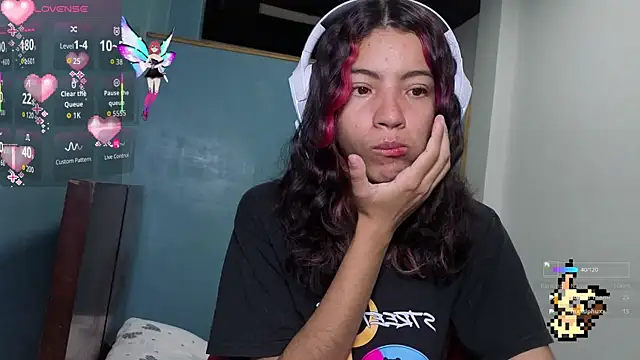 Snapshot of Lovelyamyy chatting on 10-20-25, 04:18 Lovelyamyy online show from 10-20-25, 04:18