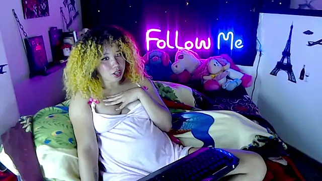 Snapshot of temptation-x chatting on 05-05-26, 02:08 temptation-x online show from 05-05-26, 02:08