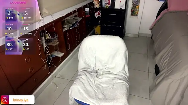 Snapshot of B0nnie_H0ney chatting on 02-13-25, 12:02 B0nnie H0ney online show from 02-13-25, 12:02