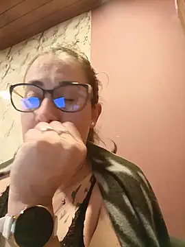 Snapshot of CHARLOTTE_1711 chatting on 05-26-26, 03:24 CHARLOTTE 1711 online show from 05-26-26, 03:24