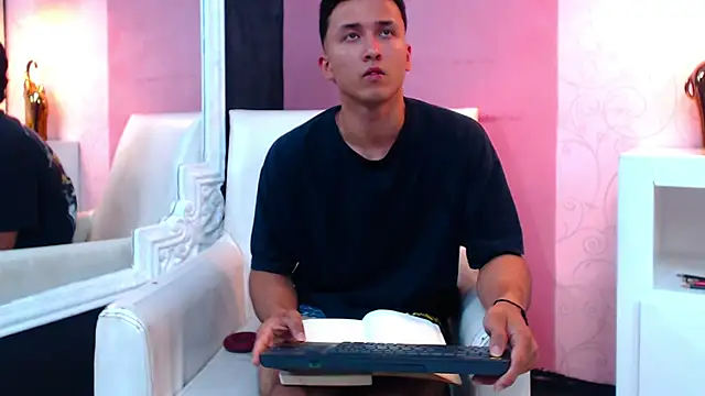 Snapshot of BrandonColee chatting on 01-18-25, 03:27 BrandonColee online show from 01-18-25, 03:27