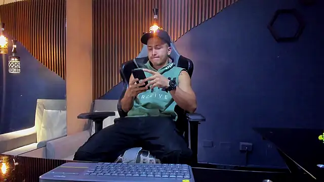 Snapshot of BrandonColee chatting on 03-19-25, 12:12 BrandonColee online show from 03-19-25, 12:12