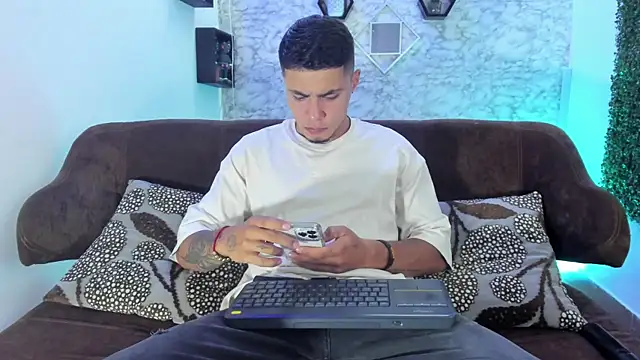 Thomass conor online show from 11-18-25, 06:01