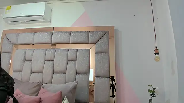 Snapshot of carla_woods chatting on 10-17-25, 05:04 carla woods online show from 10-17-25, 05:04