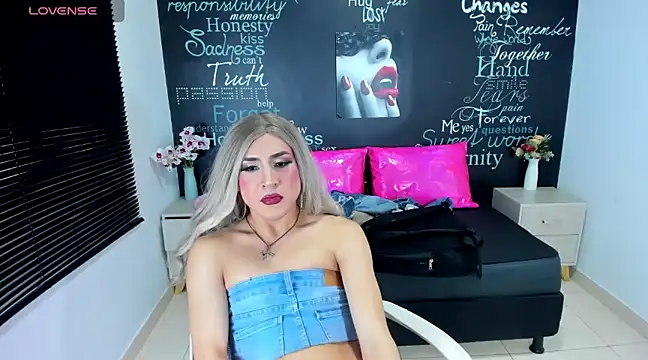Snapshot of Georgina_Giio chatting on 01-28-25, 10:45 Georgina Giio online show from 01-28-25, 10:45