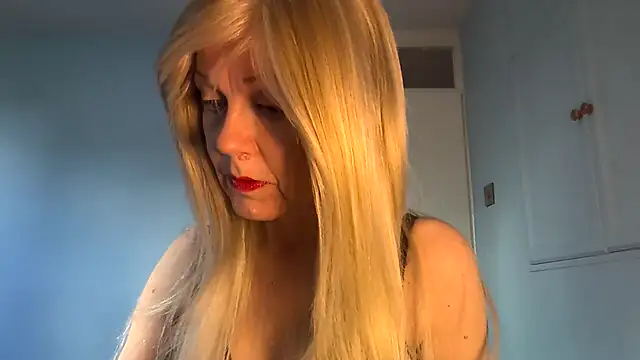 Snapshot of petina chatting on 11-08-25, 12:27 petina online show from 11-08-25, 12:27