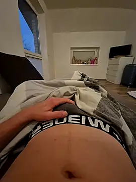 Snapshot of Feuer_boy chatting on 01-17-25, 04:15 Feuer boy online show from 01-17-25, 04:15