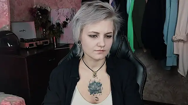 EvaBrownie online show from 01-31-25, 03:33