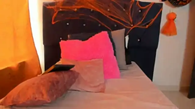 Snapshot of thamara226 chatting on 10-18-25, 02:51 thamara226 online show from 10-18-25, 02:51