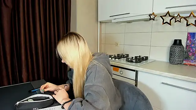 Snapshot of SynnoveEyre chatting on 02-14-25, 02:12 SynnoveEyre online show from 02-14-25, 02:12